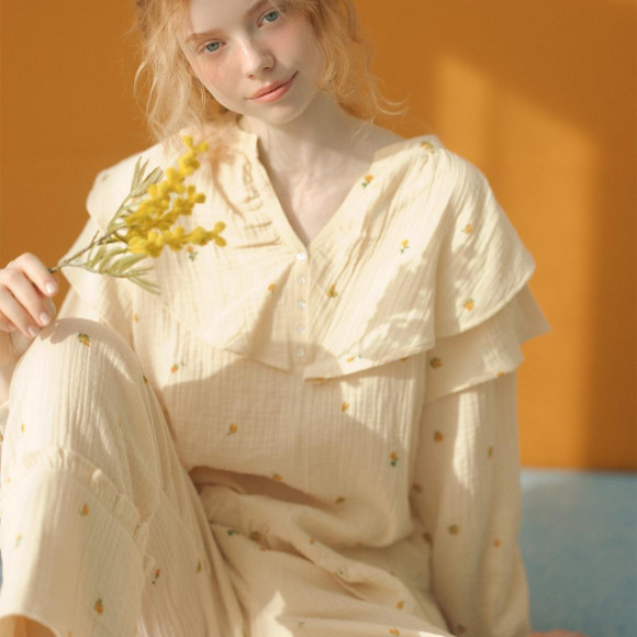 肌がくつろぐ！コットン100％のダブルガーゼパジャマは、スウィートなフリル襟仕立て。