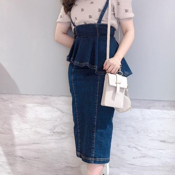 ロゴ刺繍ニット
