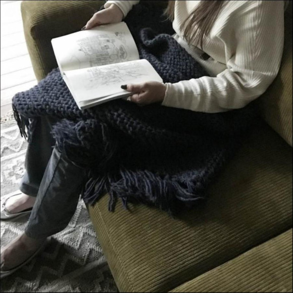 KNIT TRIANGLE BLANKET