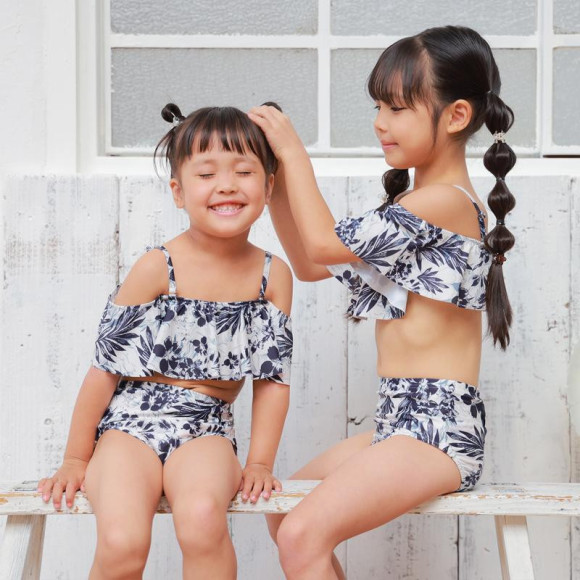 お子様へのプレゼントにも◎可愛いオフショルダーのキッズ水着★【福岡水着　天神水着　リゾート水着　ALBOVE　ヨガ　ジム　PEAK＆PINE　メンズ水着】