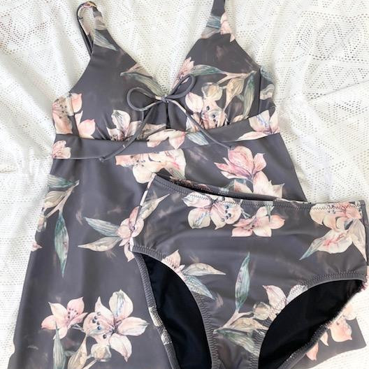 体型カバーできるキュートな花柄水着❀【福岡水着　天神水着　リゾート水着　ALBOVE　ヨガ　ジム　PEAK＆PINE　メンズ水着】