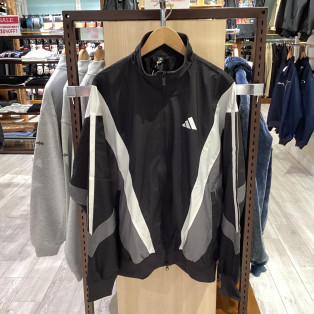 【adidas】マストハブ ルーズフィット メッシュ裏地付き ウインドブレーカージャケット