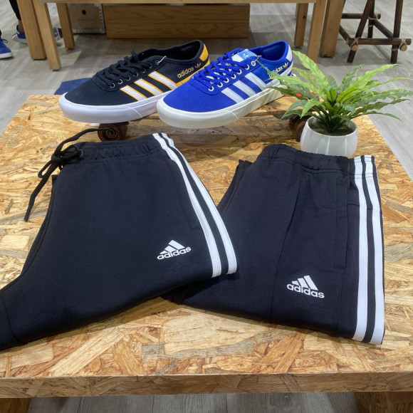 ☆adidasアディダス　トラックパンツ　入荷☆