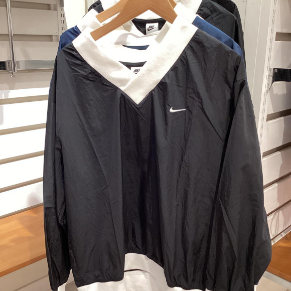 NIKE ロングスリープVネックトップ新入荷！