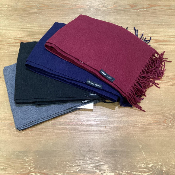 超人气品牌DEARLAUREL(迪亚罗勒)的弗林奇围巾上,进货了各种各样的颜色!