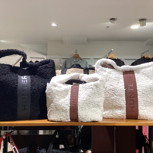 人气品牌HUNTER(猎人)的BOUCLE TOTE(布克莱特),各种各样的颜色进货了!