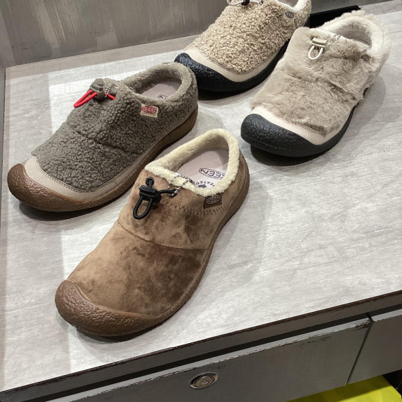 【KEEN HOWSER III SLIDE】 HOWSER III SLIDE, which colors winter feet, is available in various colors at the MURASAKI SPORTS Fukuoka Parco store!