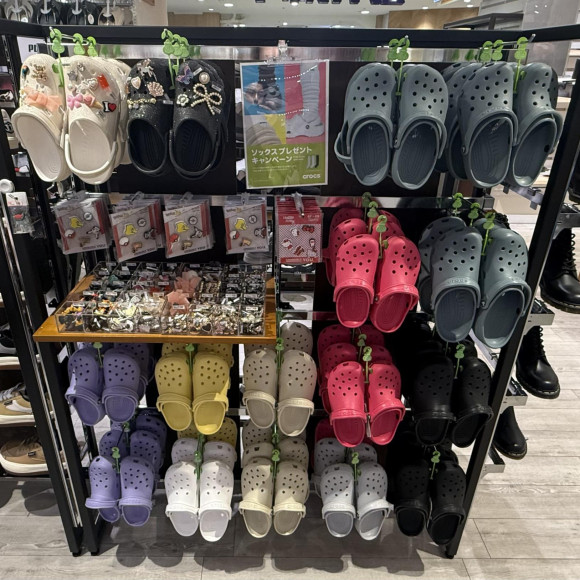 【必見】クロックス（Crocs）ファン集まれ！圧倒的な品揃えとジビッツ™（Jibbitz™）の宝庫！ムラサキスポーツ福岡パルコ店へGO！