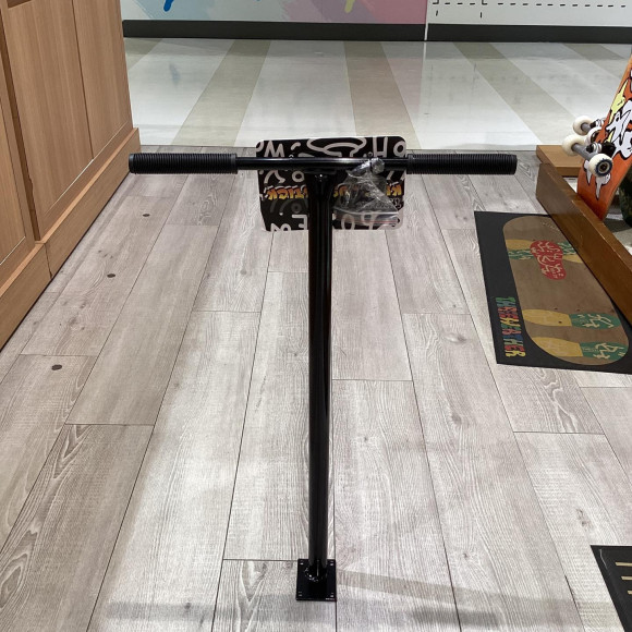 ムラサキスポーツ福岡パルコ店に登場！THREE WEATHER「キックプッシュスティック」でスケボーが4輪キックボードに変身！