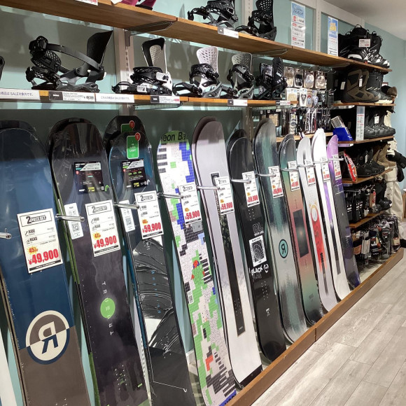 【天神駅直結】スノーボード用品をお探しなら、ムラサキスポーツ福岡パルコ店へ。ウェアから小物まで幅広く展開中