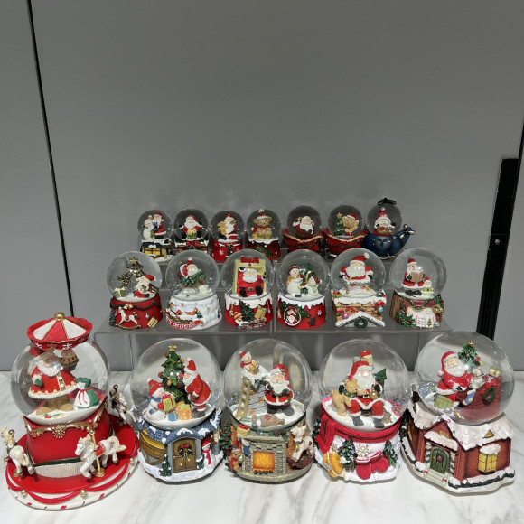 Introducing snow globes that are perfect for Christmas.♡