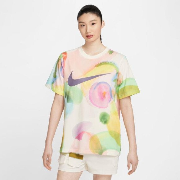 【NIKE W ESS AOP GCEL TEE】