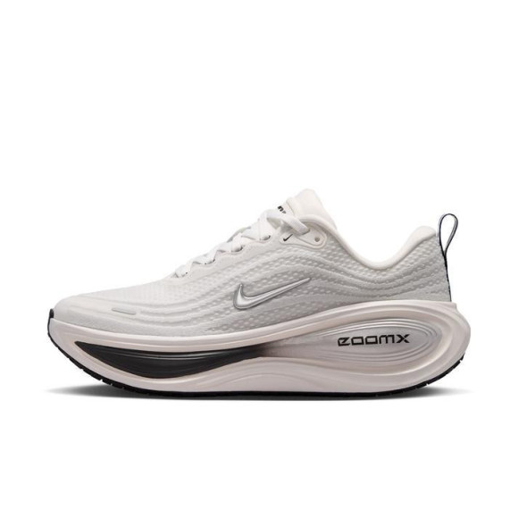 【NIKE　W VOMERO PLUS ESS】