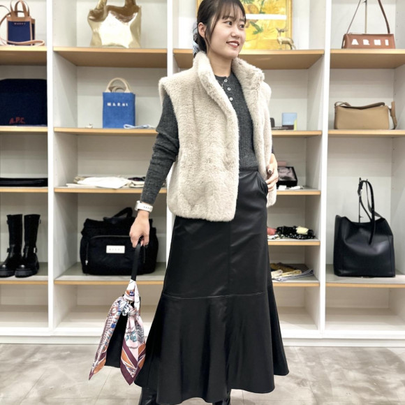 <Eco Leather Skirt> to enhance your coordination