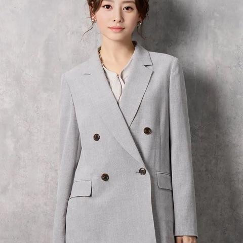 トレンドの新作ダブルスーツ