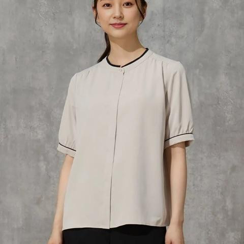 ネックのラインがオシャレな半袖ブラウス