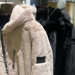 Faux fur フーディブルゾン