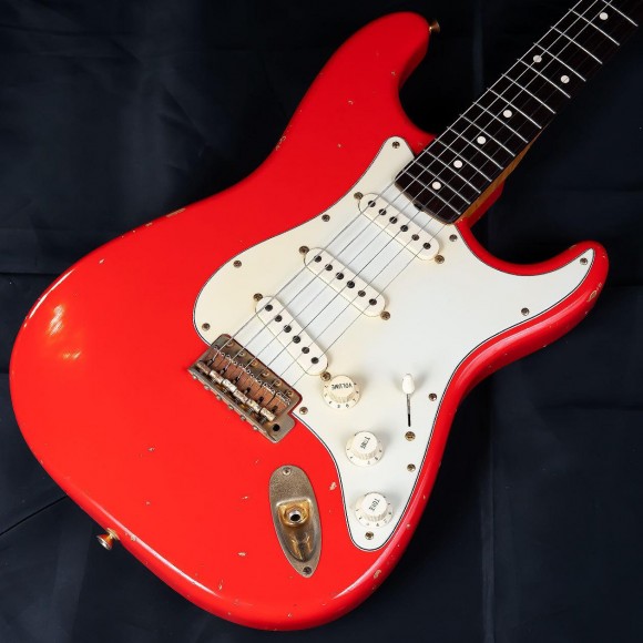Fender Custom Shopからジョンクルーズ氏が製作指揮の元、ビンスカネット氏にレリックを依頼した1960 John Cruz Relic Stratocaster/Fiesta Red 1997年製入荷しました！！