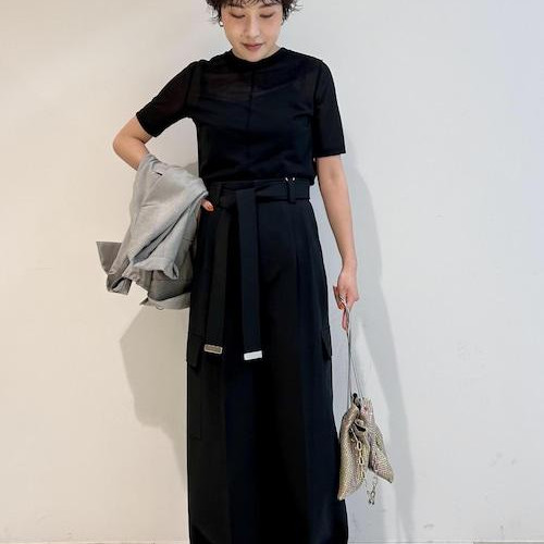 真っ黒だけどシアーのトップスで...