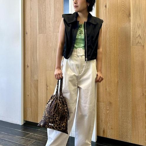 インナーを差し色にシンプルなが...