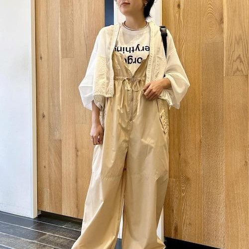 カジュアルにまとめたロンパース...