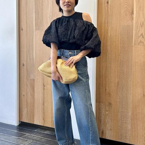 オフショルでヘルシーな肌見せ。...