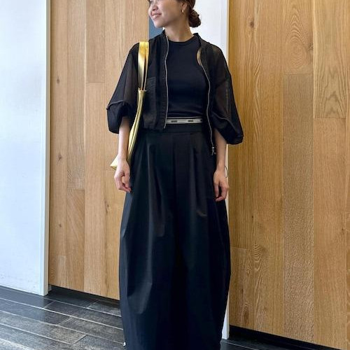 ハリ感とフレアに広がるシルエッ...