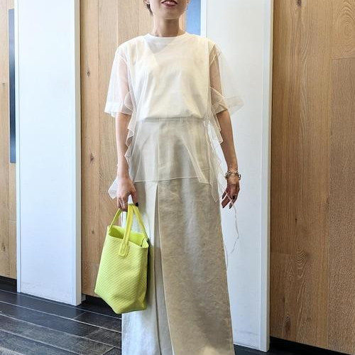 タンクトップとチュールが重なっ...