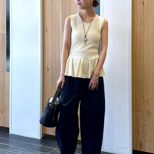 裾のペプラムデザインが可愛いニ...