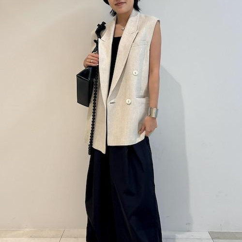 モノトーンでまとめたモードなス...