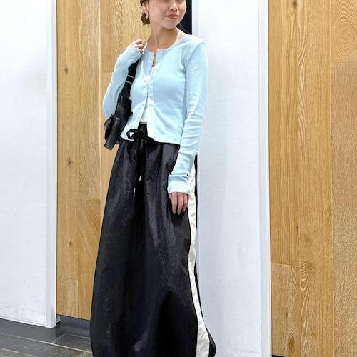 細身なシルエットが女性らしいラ...