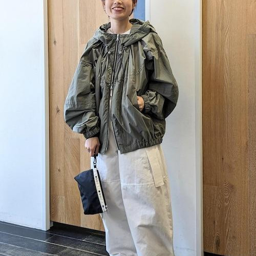 軽やかなタフタ素材で撥水や接触...