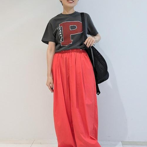 赤いカラーが目を惹くこちらのパ...