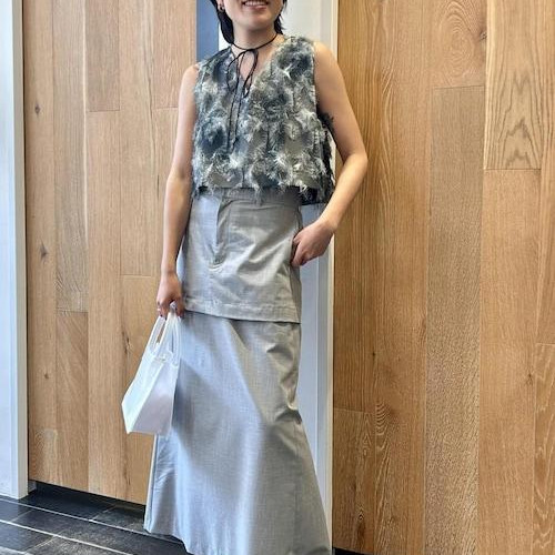 無機質な色合いが夏らしい女っぽ...