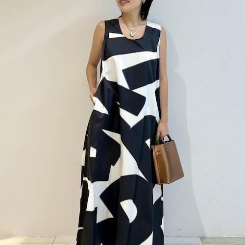 大胆で目を惹くワンピースをポイ...