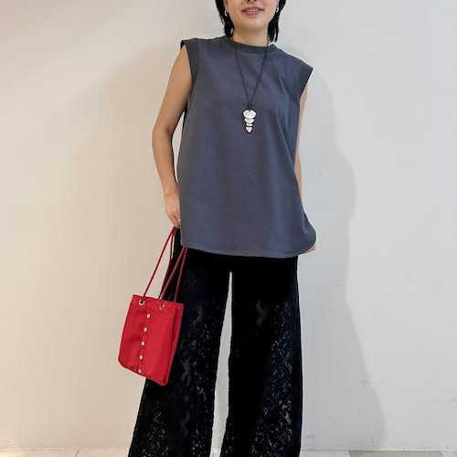 レースパンツの透け感や、差し色...