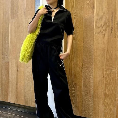 オールブラックに差し色イエロー...