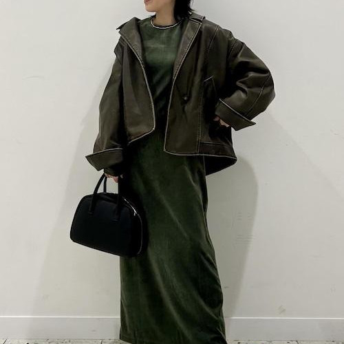 ワントーンコーデですがレザーと...