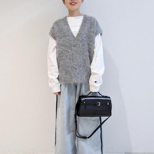 ふわふわのニットベストが入荷し...