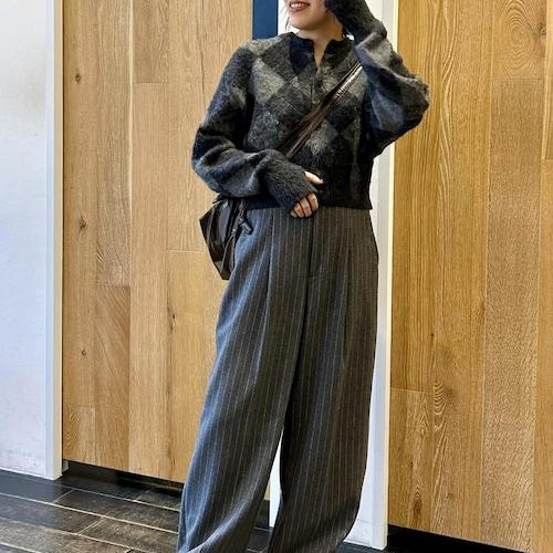 グレーのワントーンで肩の力を抜...