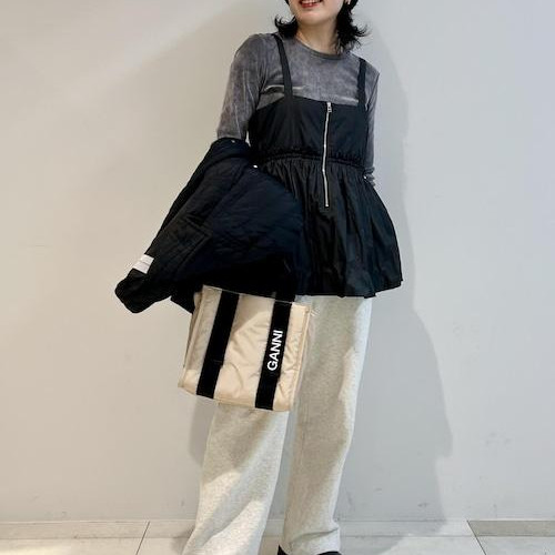 블랙 모노톤입니다만 소재다...