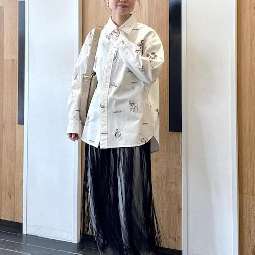 The catchy embroidery is cute....