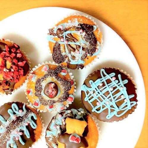 Arranged sweets with topping kit