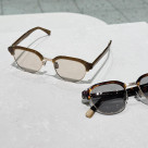 程よい太さのブロータイプのサングラス“B0046”