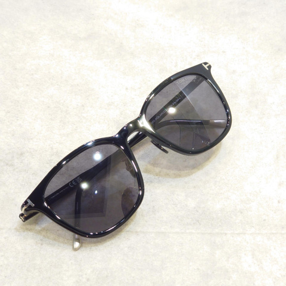 【TOM FORD】偏光レンズのウェリントンサングラス“TF0956”