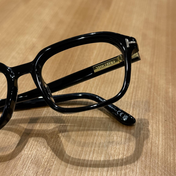 【TOM FORD】シャープなスクエアシェイプ“TF6060”