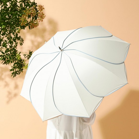 花びらのようなデザインのパイピング傘に、待望の日傘タイプが登場！！