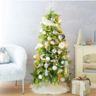 お気に入りのオーナメントを自由に飾って楽しめる存在感のあるボリューミーなクリスマスツリーをご紹介!!