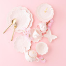 お花や蝶モチーフをふんだんに取り入れたテーブルコーディネートで、花咲く春のティータイムを楽しめるカフェアイテム♪