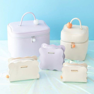 形がかわいいメイクポーチが今だけお買い得です♡